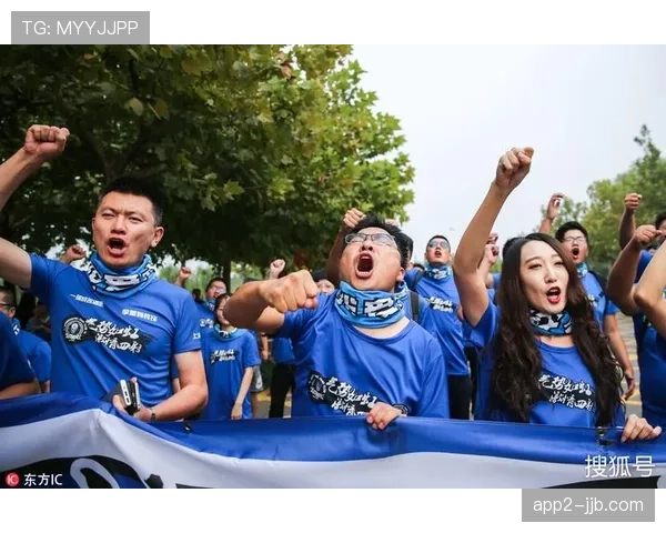 伊拉克客场球迷区掌声不断，助威声与主队球迷抗衡