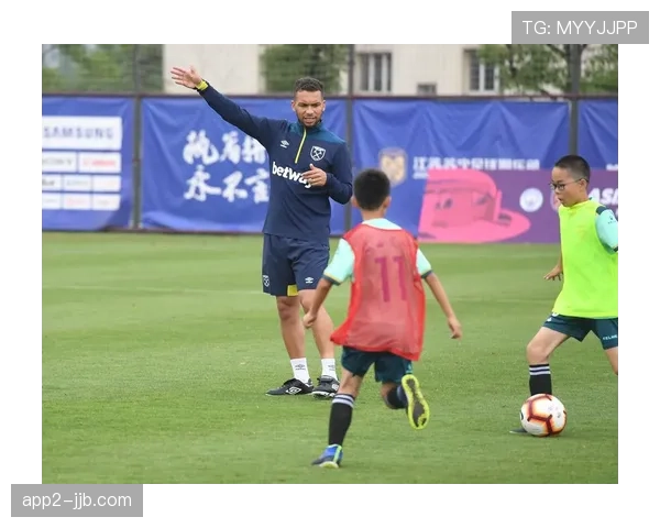 “全民足球周”启动,英超俱乐部联合社区开展青少年培训活动